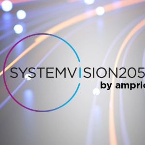 Die computergenerierte Illustration zeigt zusammenlaufende blaue und rote Linien mit hellen Punkten, davor das Logo der Systemvision 2050: ein mehrfarbiger Kreis. Darin der Schriftzug "systemvision 2050 by amprion".